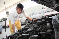 民間車検場の主人で、ナポリ出身のパオロさん。