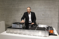 走行用リチウムイオンバッテリーは8個のモジュールと96個のセルからなる。満充電で最大160kmの走行が可能という。