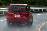 【スペック】VX：全長×全幅×全高＝4840×1830×1810mm／ホイールベース＝2900mm／車重＝1920kg／駆動方式＝4WD／3リッターV6SOHC24バルブ（250ps/6000rpm、31.5kgm/5000rpm）／車両本体価格＝399万円（テスト車＝419万4750円／プレミアムサウンドシステム（アキュリーフ）／パワースライドドア（リア右側）／2列目回転機構付6：4分割チップアップ＆スライドシート＝20万4750円）