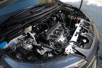 新たに設定された2リッターエンジンは、FF車だけに搭載される。10・15モードの燃費値は15.4km/リッター（JC08モードでは14.4km/リッター）。