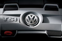 1.4リッターTSIエンジンは、従来の同等グレード「E」に搭載される1.6リッターユニットに比べ、最高出力が10ps落ちた。そのいっぽうで、2.0kgm上乗せされた最大トルク22.4kgmを1500rpmから発生させる。
