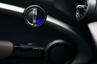 暗い場所での乗降に配慮してか、インナードアハンドルには青い照明が備わっていた。
    