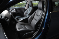 特別仕様車「ラグジュアリーパッケージ」に装備される本革シート。運転席だけでなく助手席にも電動調整機構が備わる。
    