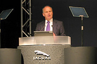 
	「XJシリーズIがデビューした1968年に較べると、現代人は体格もよくなり、クルマを様々な目的に使うようになった」と語るのは、ジャガーカーズ、XJチーフプログラムエンジニアのデービッド・スコールズ氏。ボディサイズの拡大と走行性能を両立するにあたり、アルミボディは必須だったという。最上の写真は、アルミボディであることを示すため、塗装されていない
	 