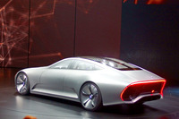 “変形前”の「コンセプトIAA」。フロントスポイラーがせり出したりリアエンドが伸びたりして、空力性能を向上させる仕掛けが備わる。