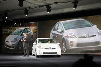 新型「トヨタ・プリウス」のプレゼンをしたのも、北米トヨタ販売のボブ・カーター副社長。日本人トップの姿はここにもなし。