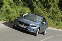 車高が10mm低くなる「スポーツ」シャシー装着車のフットワークは軽快。ドライバーとクルマの一体感は「V60」をしのぐほどだ。