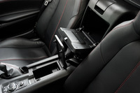 ND型「ロードスター」の収納スペース。これまでセンターコンソール内に備えていたトランクフードや給油口のオープナーを取りやめたり、ダッシュボードのグローブボックスを廃したりと、各所に軽量化、省スペース化のあとが見られる。
    