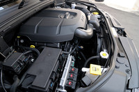 新型は、先代の4.7リッターV8に換えて3.6リッターV6エンジンを搭載する。