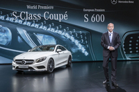 プレスコンファレンスでは、ダイムラーのディーター・ツェッチェ会長が「Sクラスクーペ」を披露。