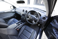 ML63AMGには、上質なナッパレザーのダッシュボード表皮やドアパネルが採用される。