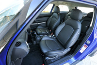 写真のレザーラウンジシート（21万8000円）はオプション。