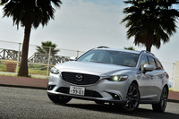 「マツダ・アテンザワゴン」には、写真の「ソニックシルバーメタリック」を含む全8色のボディーカラーが用意される。