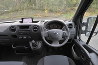 「日産NV400」はルノーの大型商用ワゴン「マスター」の兄弟車として2010年に発表された。欧州市場ではFFとFRがあり、全長は前者で3種、後者で2種用意されるなど、幅広い品ぞろえを誇る。試乗車は英国仕様のため、右ハンドルとなる。