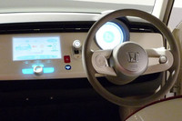 薄型液晶ディスプレイを中央に配した、シンプルなインテリア。