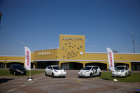 ジムカーナ試乗会が開かれたのは千葉県の「ロングウッドステーション」。ダム湖と森に囲まれた自然豊かな場所である。