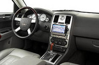 米独混血「クライスラー300C」がHDDナビ付きに、でも価格はアップの画像