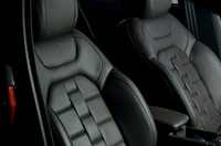 「クラブレザーシート」は38万円のオプション。背もたれや座面に設けられた凹凸が個性を主張する。