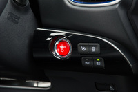 内装における数少ない変更点のひとつである、赤いプッシュスタートスイッチ。「TRD」のロゴが施されている。