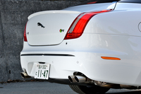 マフラーエンドは4本出し。トランクリッドの後端には、小ぶりなスポイラーも。
    