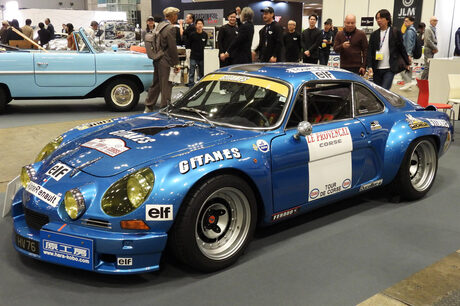 1975年式「ルノー・アルピーヌA110」が、往年のグループ4を思わせるスポーティーで野趣あふれるスタイルに...