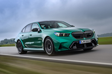 BMW�̃X�|�[�c�Z�_���uM5�v���t�����f���`�F���W�B�v���O�C���n�C�u���b�h���ɂ���Ď�ɂ����̂́A�ō��o...