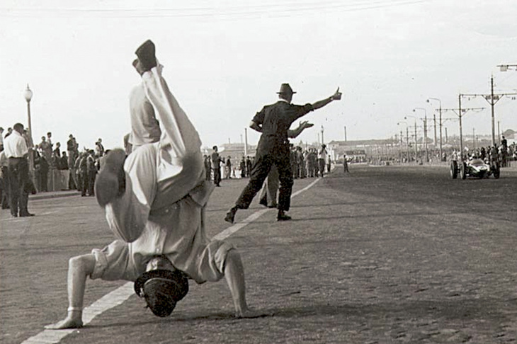 レースでの勝利を喜び、でんぐり返しを披露するジョン・クーパー。