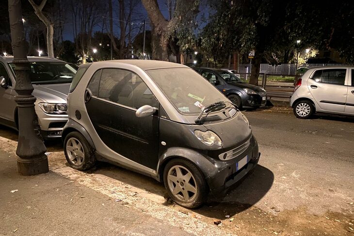 1929年に有名なラテラーノ条約が締結されたサン・ジョヴァンニ・イン・ラテラーノ大聖堂近くで。初代「スマート・フォーツー」は、持ち主が帰ってくるのだろうか、それとも…。