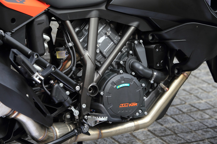 1301ccの水冷4ストロークV型2気筒エンジン。ロードスポーツモデル「1290スーパーデューク」シリーズのものと基本的に共通だが、こちらはより低い回転域から太いトルクを発生するよう、調整されている。