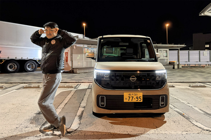 首都高・辰巳PAで休憩中、新型「ルークス」のCMに登場する仲 里依紗さんと同じ「見えルークス」のポーズでキメてみた。えーっと、こんな感じで合ってる？