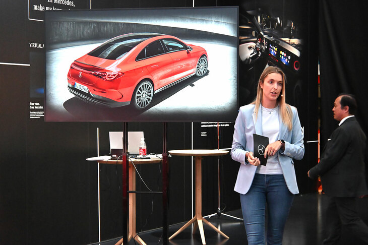 ジャパンモビリティショー2025の会場では「CLA」のプロダクトエキスパートを務めるレナ・ブルメンバーグ氏が車両について解説してくれた。