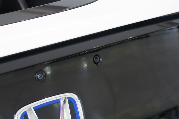 ホンダeアドバンス（充電ソケットのリッドオープナー）