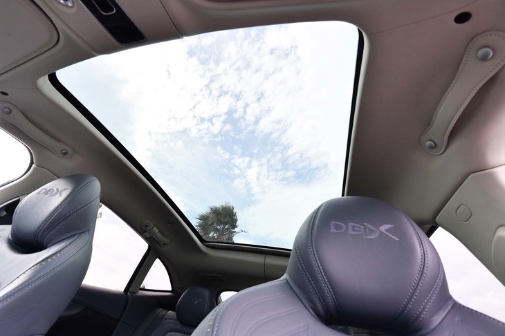 天井は広々としたパノラミックガラスルーフになっている。電動式のシェードも備わる。