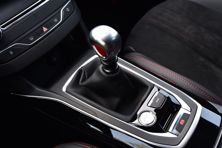 「308GTi 250 by PEUGEOT SPORT」のトランスミッションは、6段MTのみの設定。