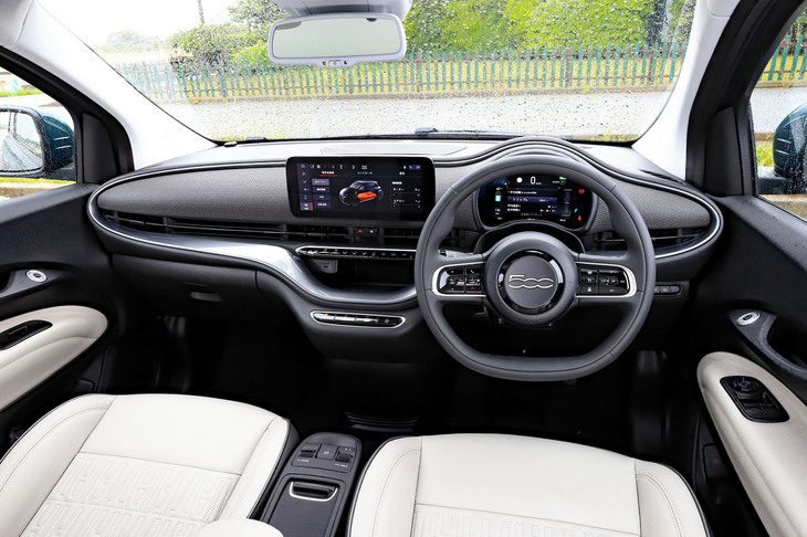 インストゥルメントパネルまわりの意匠は、従来型の「フィアット500」とは全く異なる。シフトはダッシュボード中央のスイッチで操作。ドアのオープンも電気式のボタンで行う。