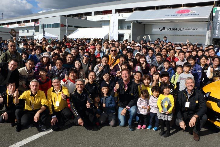 ルノースポールのメンバーとイベント参加者による、恒例の記念撮影。みんなの笑顔がイベントの楽しさを物語る。