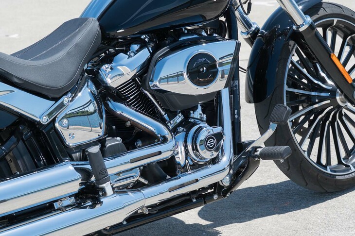 2025年モデルより採用された、改良型の「ミルウォーキーエイト117」エンジン。3種類の仕様があり、「ブレイクアウト」の“カスタム”仕様と2024年モデルのエンジンを比べると、最高出力、最大トルクの値に大きな変化はないが、最大トルクの発生回転数が500rpm低められ、より力強いトルク特性となった。