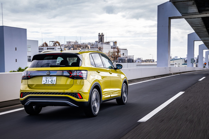 マイナーチェンジ前のモデルは足まわりに硬さがあったが、最新モデルでは215/45R18サイズのタイヤが装着される「TSI Rライン」でも、十分快適なレベルに仕上がっていた。