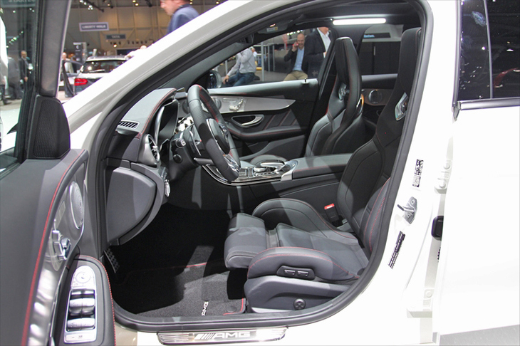 メルセデスAMG C43（フロントシート）