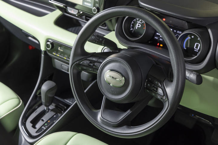「ヤリス」には本革巻きステアリングのグレードもあるのだが、「ビュート ストーリー」は全車がウレタン巻き。オリジナルレザー巻きのオプションを追加設定するのかもしれない。