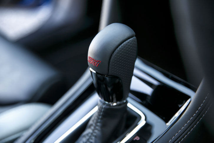 「スバルWRX S4 tS」のトランスミッションはCVTのみ。コンベンショナルなMTは用意されない。写真は、STIのロゴが入れられた専用のシフトノブ。