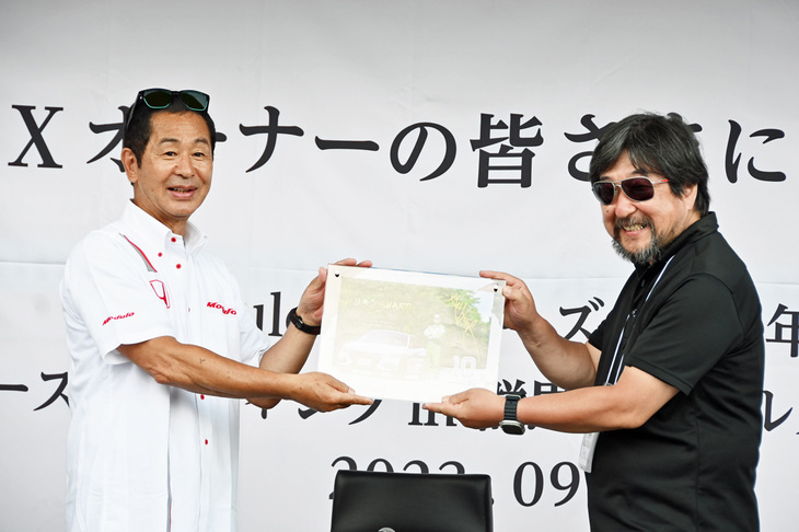 
	土屋氏から、今日で一番に印象に残った！ と表彰されたワタダさん。なんと「ホンダS660」を3台も購入したとか。
	