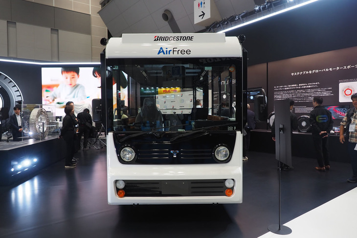 空気充てんが要らない次世代タイヤ「AirFree」を装着したバスタイプのグリーンスローモビリティー「Boule Baas（ブールバース）」。