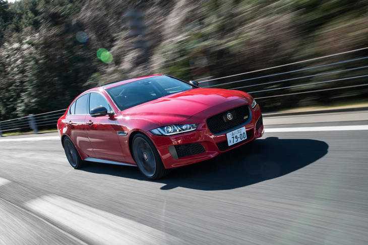 「XE」に用意されるパワープラントは、200ps仕様、250ps仕様、300ps仕様の3種類の2リッターガソリンエンジンと、380psを発生する3リッターガソリンエンジン、180psを発生する2リッターディーゼルエンジンの全5種類となっている。