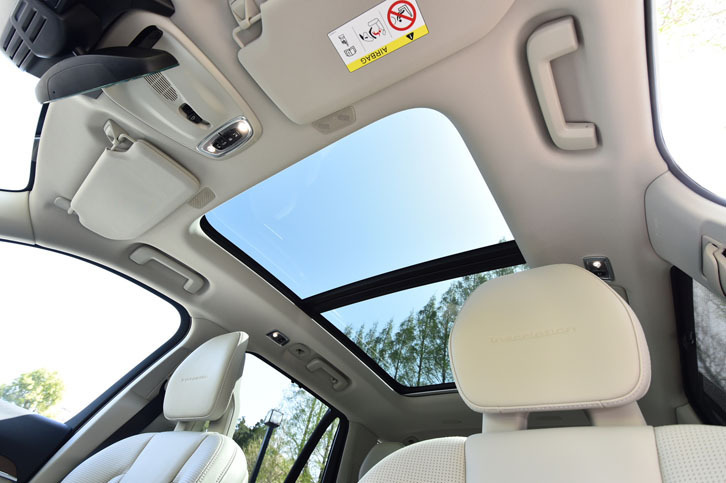 ほかの「XC90」ではオプション扱いとなる電動パノラマガラスサンルーフ。最上級モデルの「T8」には標準で装備される。