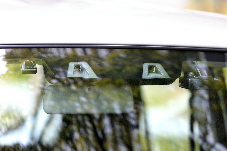 エントリーモデルといえども予防安全装備に不足はなく、ステレオカメラ方式の自動緊急ブレーキや誤発進抑制制御機能、車線逸脱警報機能、ふらつき警報機能、先行車発進お知らせ機能、後退時ブレーキサポート、後方誤発進抑制機能などが標準装備される。