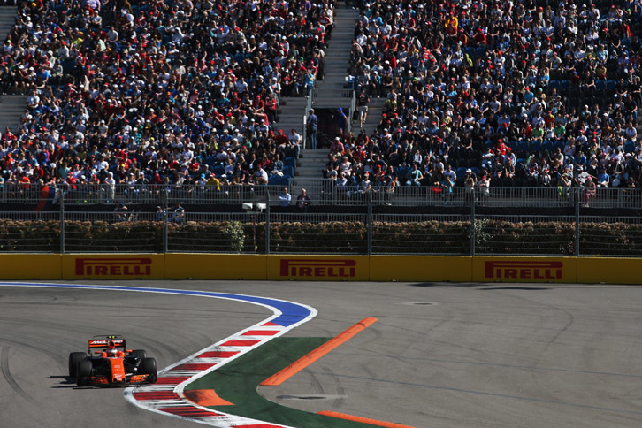 ロシアでは相変わらずトラブルに足を引っ張られることになったマクラーレン。ストフェル・バンドールン（写真）は予選17番手となるも、MGU-Kなどパワーユニットの部品交換で15グリッド降格のペナルティーを受け最後尾スタートが決まり、Q2進出のフェルナンド・アロンソは15番手からレースにのぞんだ。アロンソはパワーユニットの問題でスタートすらできずリタイア。バンドールンは後方集団から抜け出せず14位完走。（Photo=McLaren）