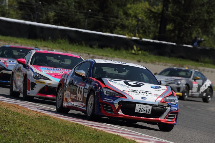 5番グリッドからスタートした第2ヒートで、3番手に浮上したところ他車の接触に遭い、ポジションダウン。しかし、その後も粘り強い走りで5位フィニッシュしてみせた井口卓人選手と#88 CG ROBOT BRZ BS。追い込まれた状況でも決してあきらめず、最善を尽くすその姿勢はベテランならでは。