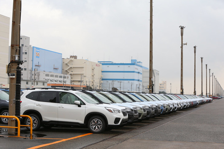 船積みのためふ頭に移された「スバル・フォレスター」。ボディー下部やホイールハウスの塩を水で落としてから積み込まれる。