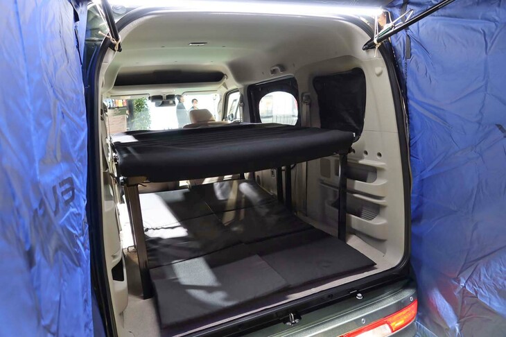 スズキ・エブリィワゴンPZターボスペシャル（バックドアを開放した様子）